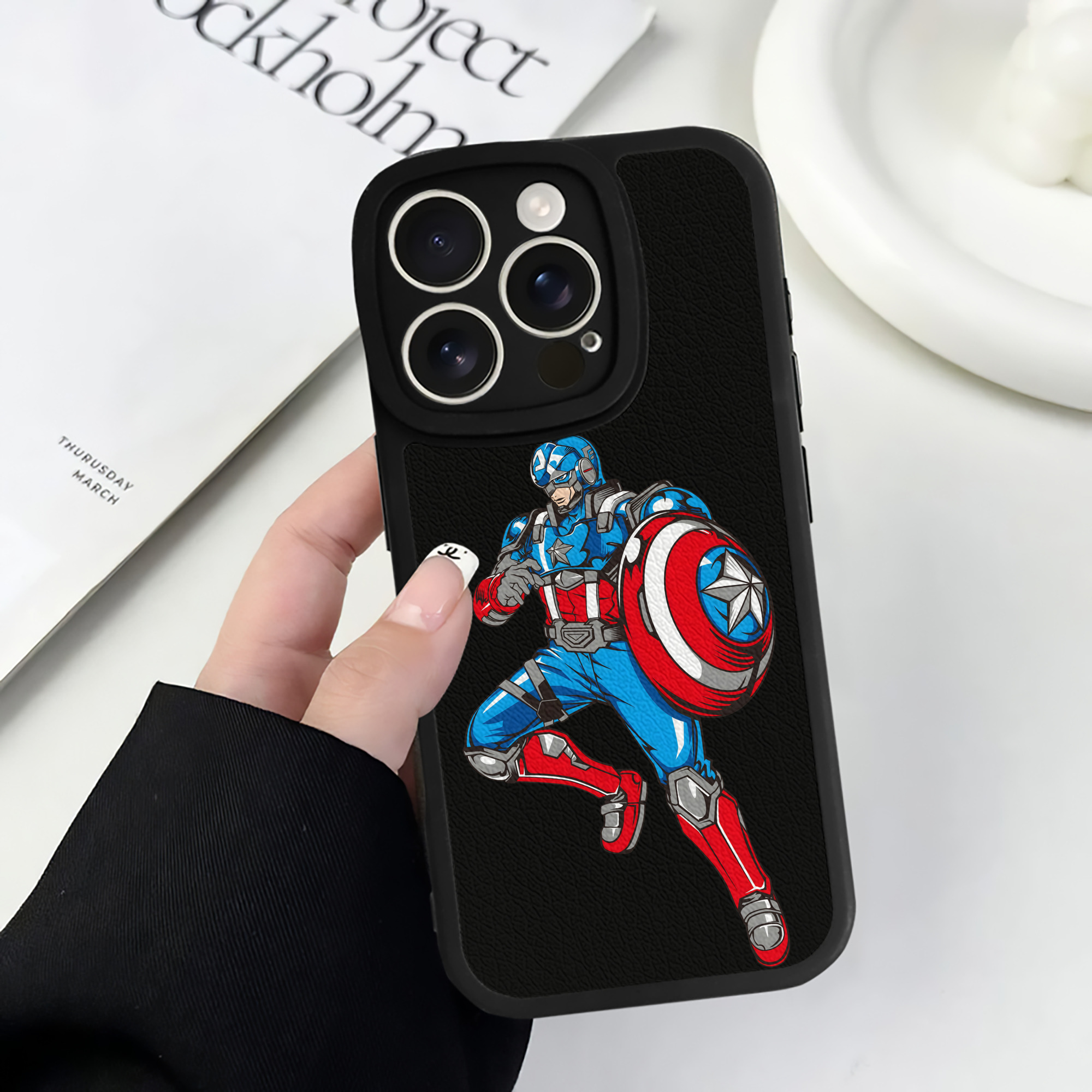 （画像用） アベンジャーズ The Avengers 【iPhone 16シリーズ対応】シリコンスマホケース（レザー調） 材質：シリコン